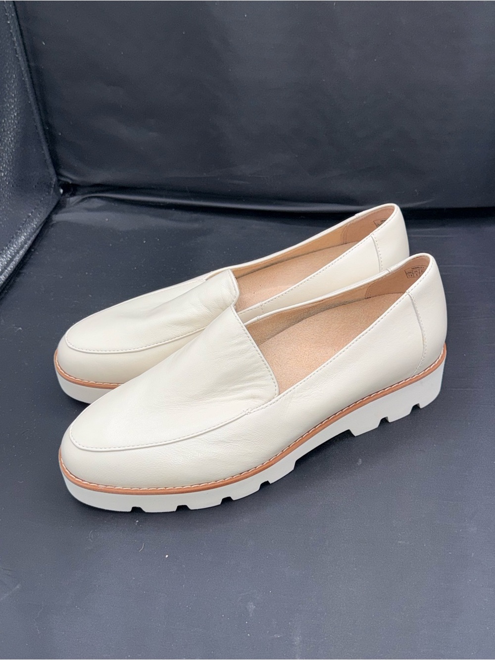 Vionic Kensley Cream Leather Lug Sole Loafers 7.5 Quiet Luxury Preppy Comfort - Picture 4 of 9